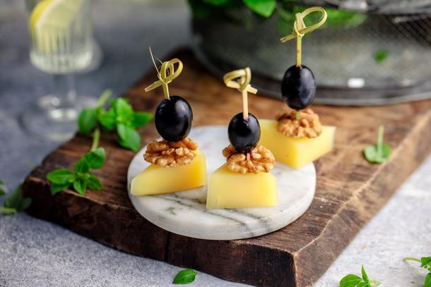 Сырное канапе с оливкой