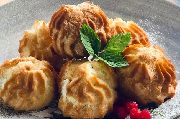 Профитроли с муссом из тунца