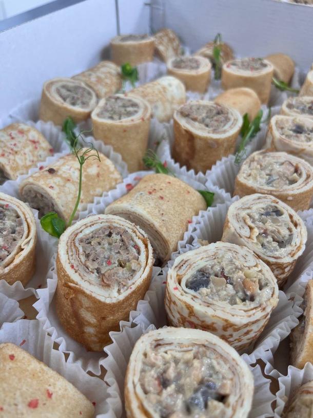 Мини-блинчики с курицей и грибами