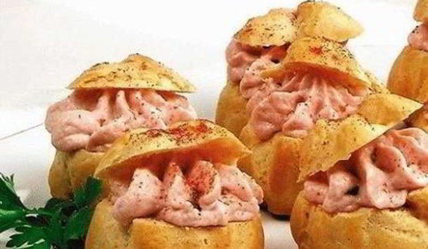 Профитроли с муссом из лосося