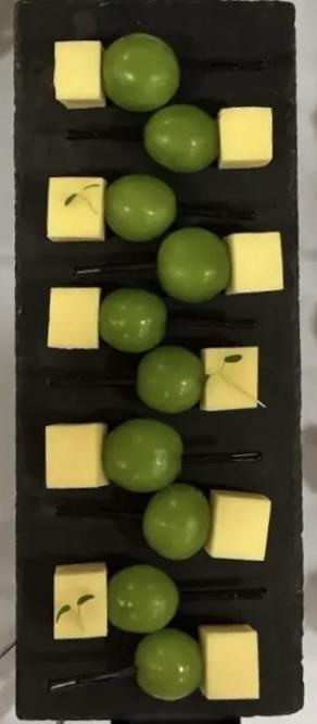 Канапе с сыром Гауда, виноградом и мятой