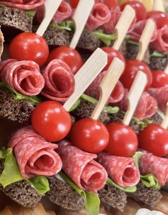 Канапе с сырокопченой колбасой и томатом Черри