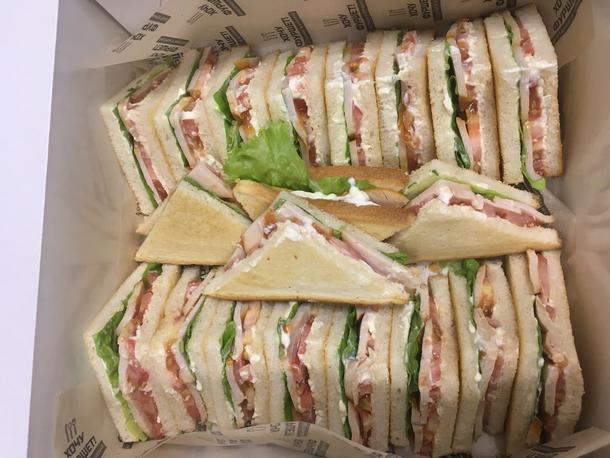 Сендвич-мини с чоризо и томатами