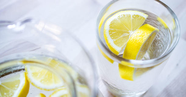Вода без газа с лимоном