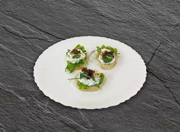 Кростини с творожным сыром и луковым мармеладом