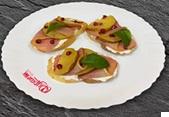 Брускетта с пармской ветчиной и печеной грушей