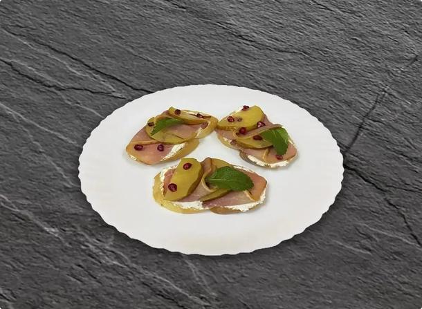 Брускетта с пармской ветчиной и печеной грушей