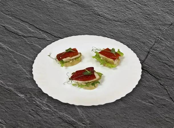 Кростини с курочкой гриль и болгарским перцем