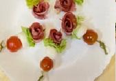 Канапе с мацарелой и сервелатом