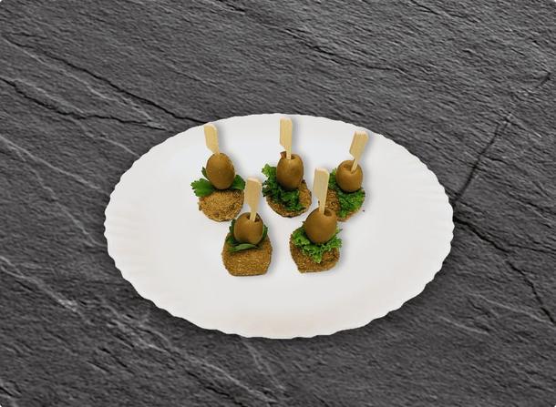 Канапе из жареного сыра с фаршированной оливкой