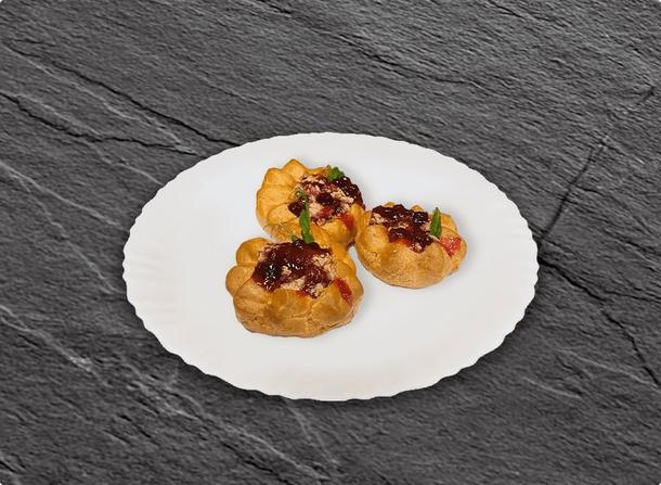 Мини профитроли с куриным патэ и клюквенным соусом