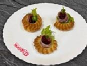 Мини профитроль с копченым мясом и брусничным соусом
