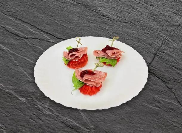Мини профитроль с копченым мясом и брусничным соусом Мини профитроль с копченым мясом и брусничным соусом