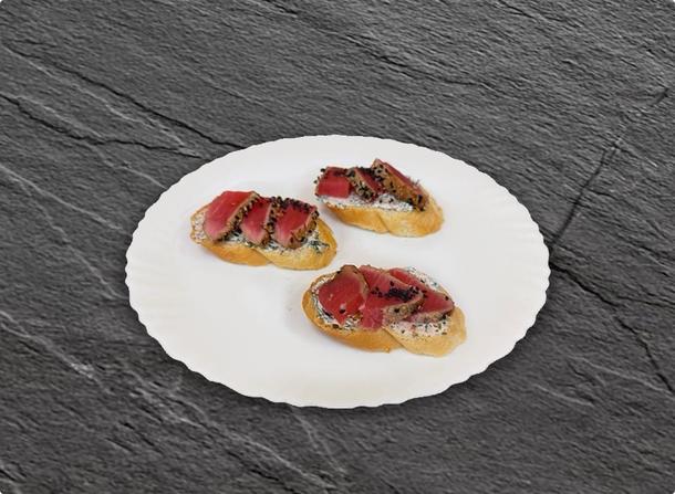 Брускетта с печёным тунцом и соусом Тиро Брускетта с печёным тунцом и соусом Тиро