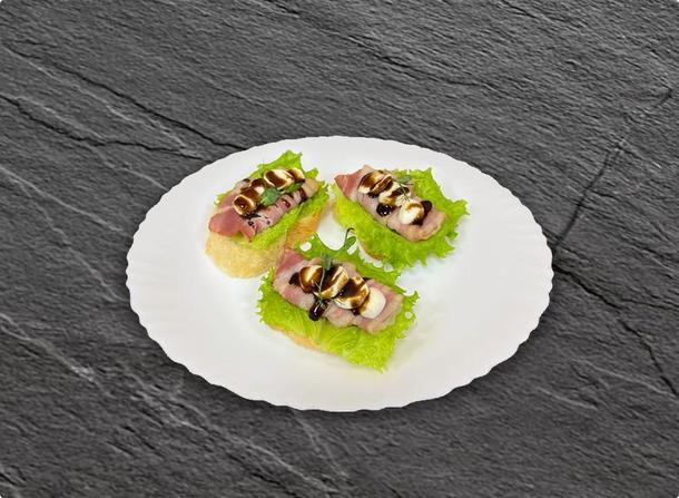 Брускетта с беконом и моцареллой Брускетта с беконом и моцареллой