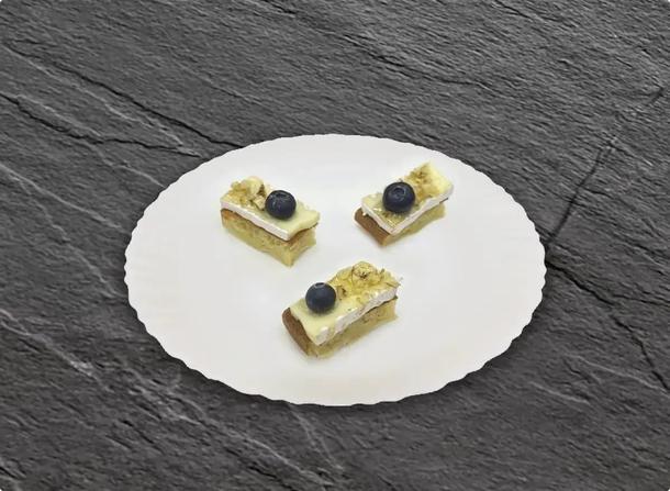 Брюссельское канапе с камамбером и сезонной ягодой Брюссельское канапе с камамбером и сезонной ягодой