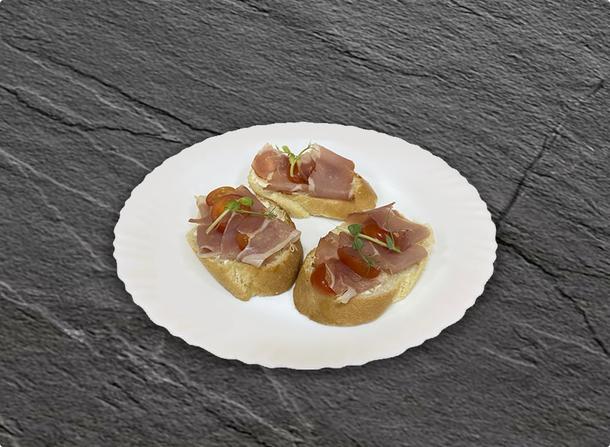 Брускетта с пармской ветчиной и свежими черри