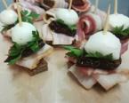 Канапе из бекона с мацарелой и вялеными томатами Канапе из бекона с мацарелой и вялеными томатами