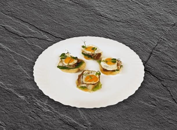 Кростини с беконом и глазуньей из перепелиного яичка