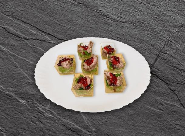 Канапе с ростбифом и клюквенным соусом
