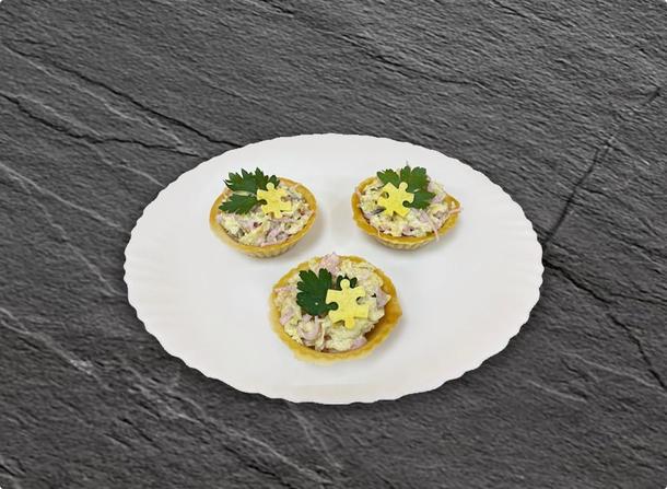 Салат в тарталетке