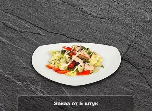 Салат из курочки с миксом зелени