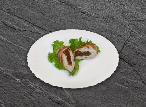 Рулет из куриного филе в беконе с черносливом