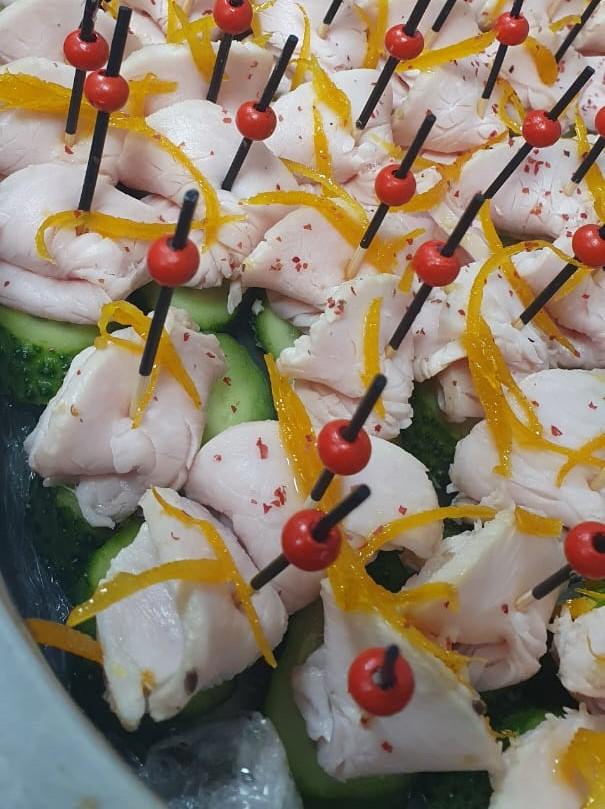 Канапе с копченой курицей и огурцом Канапе с копченой курицей и огурцом
