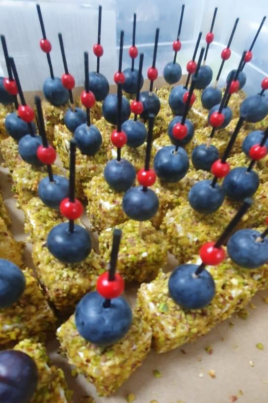 Канапе фетакса с жареным арахисом и голубикой