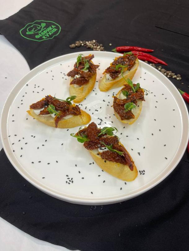 Брускетта с вялеными томатами Брускетта с вялеными томатами