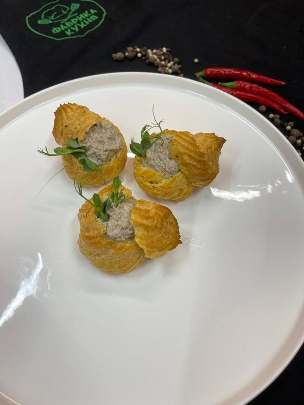 Профитроли с муссом из куриной печени Профитроли с муссом из куриной печени