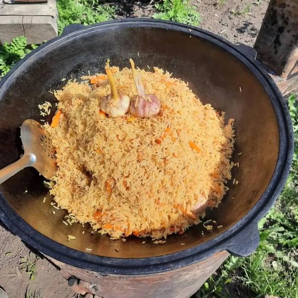 Плов в казане на костре Плов в казане на костре