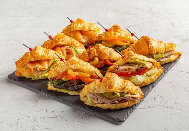 Круассан с бужениной и маринованным огурцом