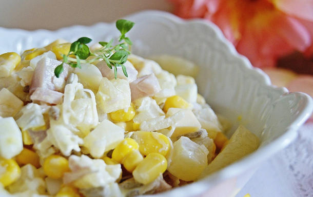 Салат с курицей и ананасом