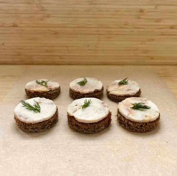 Буженина из цыплёнка на тосте