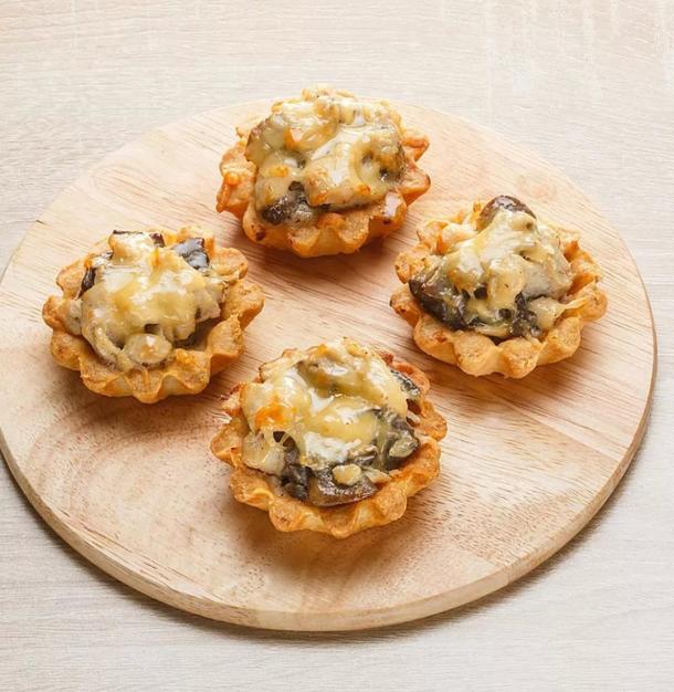 Тарталетка с курицей и грибами запеченая Тарталетка с курицей и грибами запеченая