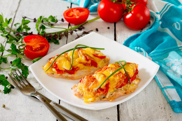 Отбивная из курицы с помидорами под сыром