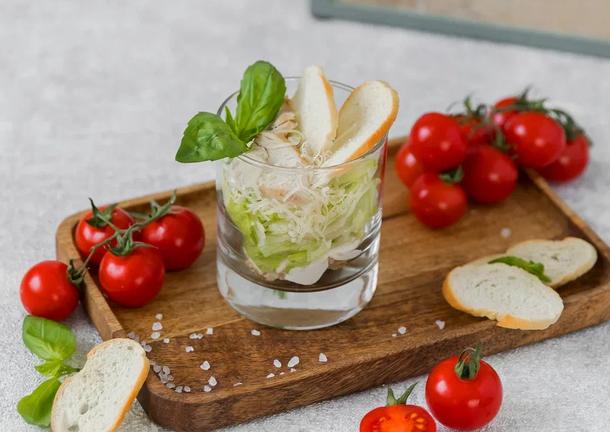 Салат «Цезарь» с курицей Салат «Цезарь» с курицей