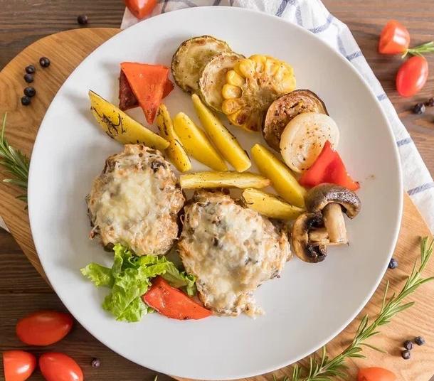 Медальоны из свинины с грибами и сыром