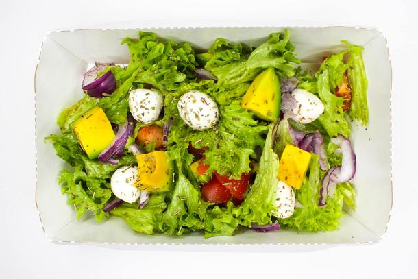 Салаты Салат с авокадо, помидором и бэби моцареллой 100г Салаты Салат с авокадо, помидором и бэби моцареллой 100г