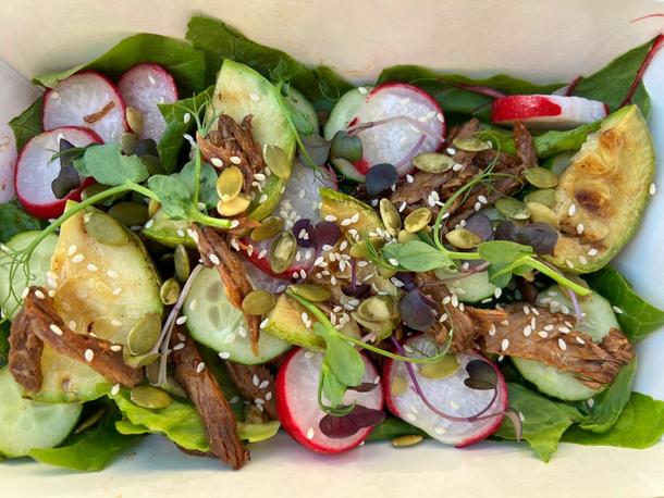 Салат с говядиной в устричном соусе, кабачком гриль и редисом 100г