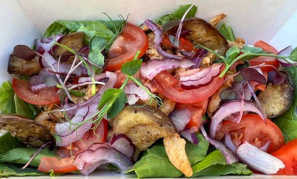 Салат с куриным филе обжаренном в устричном соусе с помидором и баклажанами 100г