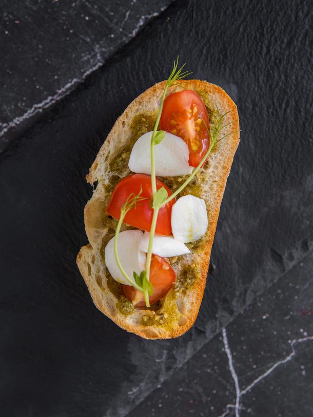 Брускетта мини моцарелла