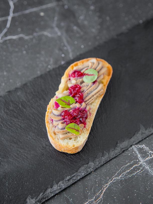 Брускетта с куриным паштетом Брускетта с куриным паштетом