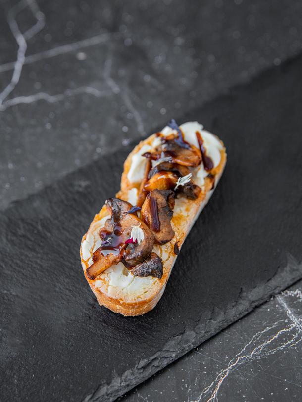 Брускетта с грибами