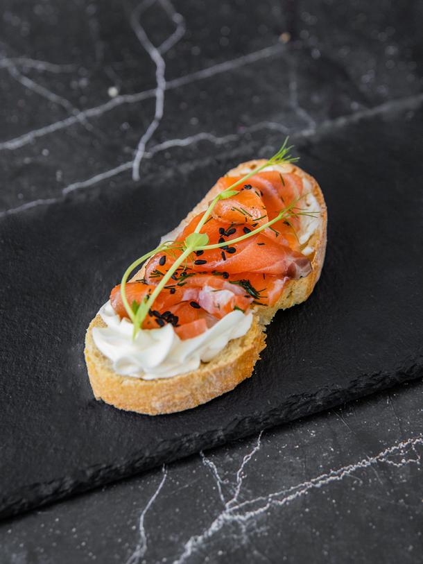 Брускетта с лососем Брускетта с лососем