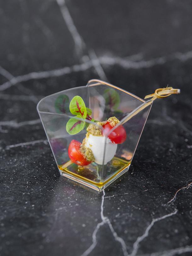 Канапе мини моцарелла и черри Канапе мини моцарелла и черри