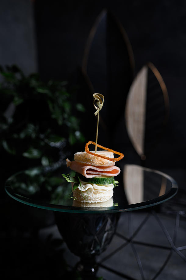 Кадвич с карбонадом, огурцом и луком фри Кадвич с карбонадом, огурцом и луком фри