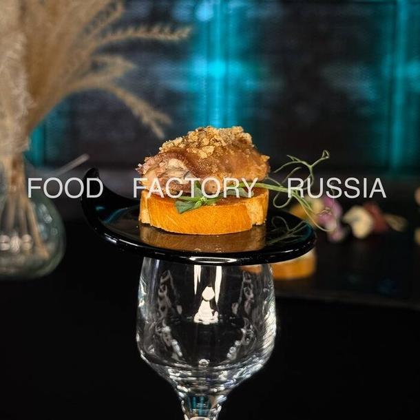 Мини-брускетта с бужениной и грибным жульеном Мини-брускетта с бужениной и грибным жульеном