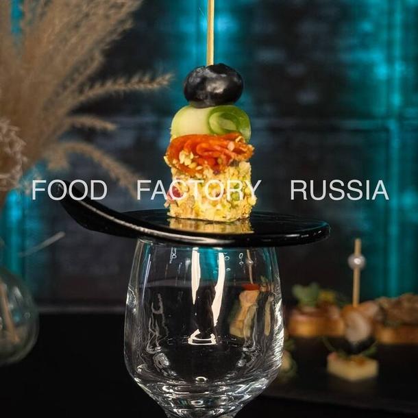 Мини-канапе с пепперони, сыром пармезан и фисташкой